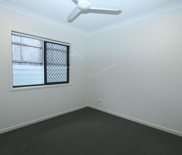 Modern Four Bedroom Springfield Lakes Family Home - Photo 3