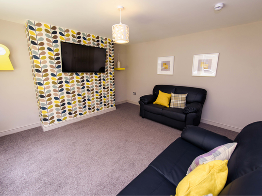 Large en-suite room in friendly, central house share - Photo 1