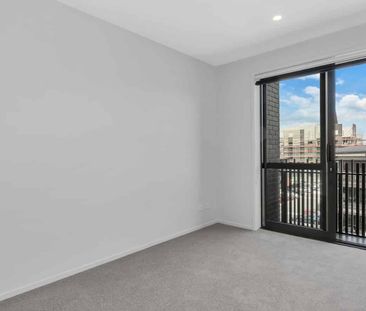 Top Floor Apartment in Northcote - Photo 2