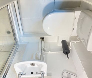 1 Bed Flat, Very Near West Cromwell Road Area, SW20 - Photo 4