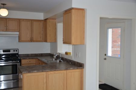 For Lease - 3157 Neyagawa Boulevard, Oakville, Ontario - Photo 2