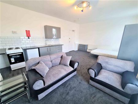 1 bedroom in a house share to rent - Photo 2