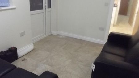 3 bedroom flat to rent - Photo 2