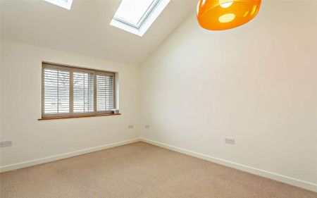 4 bedroom semi-detached house to rent - Photo 4