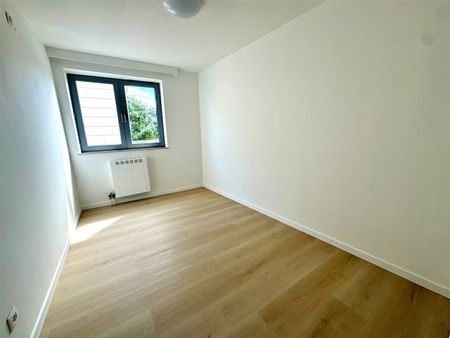 Gerenoveerd 2-slaapkamer appartement met terrasje op een toplocatie nabij de Markt van Maaseik. - Foto 3