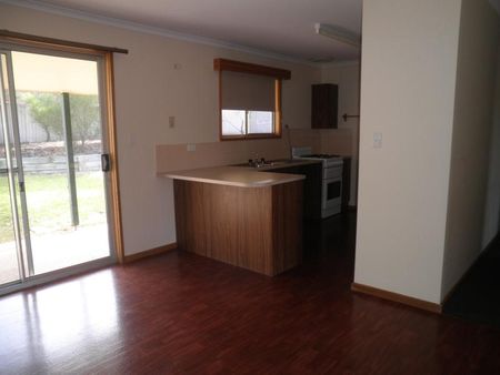 BEAUTIFUL 4 BEDROOM CLOSE TO SCHOOLS & SHOPS - Photo 5