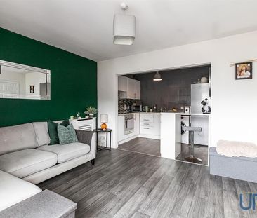 17 Larkspur Rise, Suffolk Road, - Photo 2