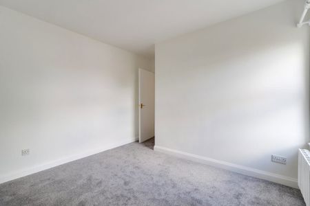 A 2 Bedroom Flat in Beaufort Court, The Park - Photo 2