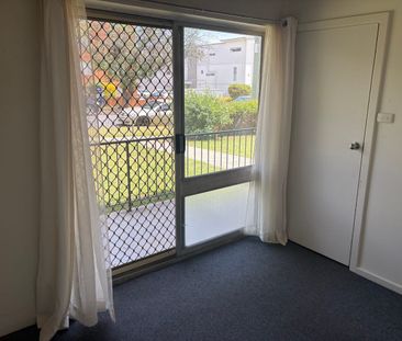 Affordable 1-Bed Apartment with Parking — Close to Everything! - Photo 4