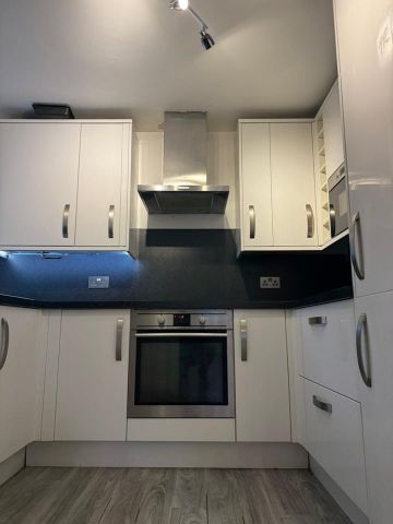2 Bed Flat, Alcester Court, SM6 - Photo 2