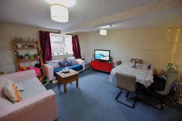 5 bedroom House in Royal Park Terrace, Leeds - Photo 1