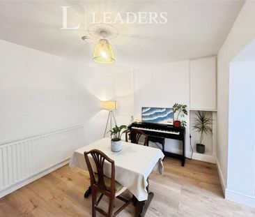 3 bedroom semi-detached house to rent - Photo 3