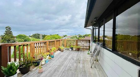 3 BEDROOM FAMILY HOME - Photo 2