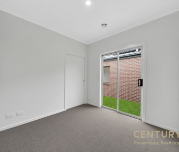 "Stunning Brand-New Family Home with Dual Master Bedrooms & Modern ... - Photo 3