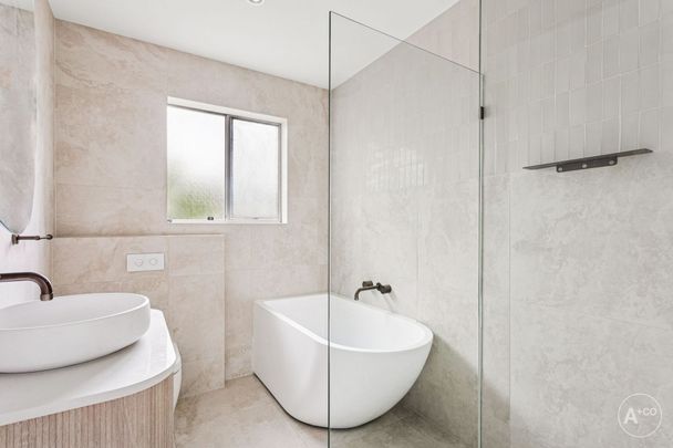 Top-Floor Apartment with Sweeping Valley Views in Prime Location - Photo 1