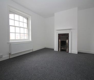 3 Bedroom Maisonette to let - Photo 2