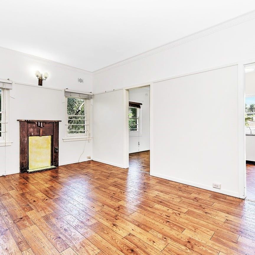 Spacious Two-Bedroom Apartment with Sunroom - Photo 1