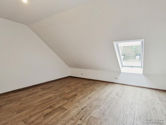 Tolle Dachgeschosswohnung mit Loggia und Einbauküche - Foto 1