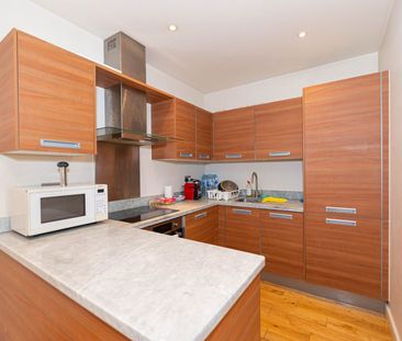 2 Bed Flat, Lavender Hill, SW11 - Photo 6
