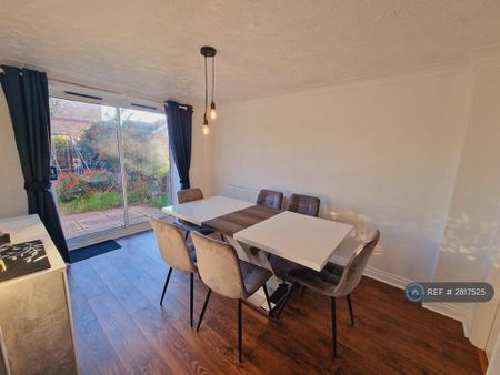 4 bedroom detached house to rent - Photo 3
