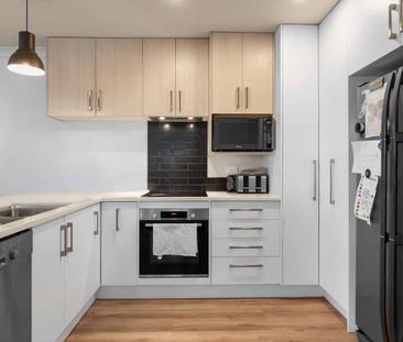 Modern home in a premium Cambridge location - Photo 1