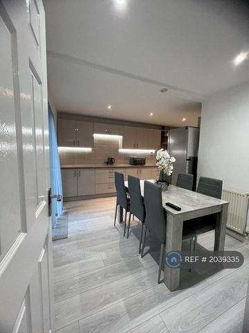 1 bedroom in a house share to rent - Photo 4