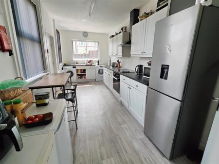 1 bedroom in a house share to rent - Photo 2