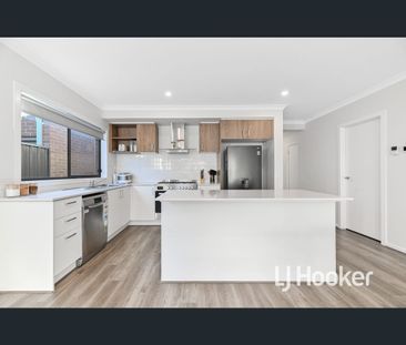 11 Theatre Circuit, Clyde North, Vic 3978 - Photo 3
