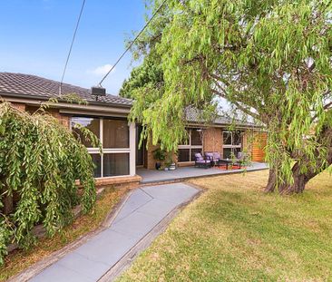 Modern 3 Bedroom Home with Huge Garage/Workshop in Prime Location - Photo 2