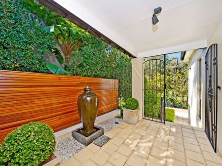 Spacious & Stylish Parkfront Family Home With Garden & Double Parking! - Photo 2
