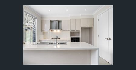 HUGE FAMILY HOME - FULLY FENCED - SOUGHT AFTER LOCATION NEAR SCHOOLS GREAT ACCESS TO FREEWAY - Photo 4