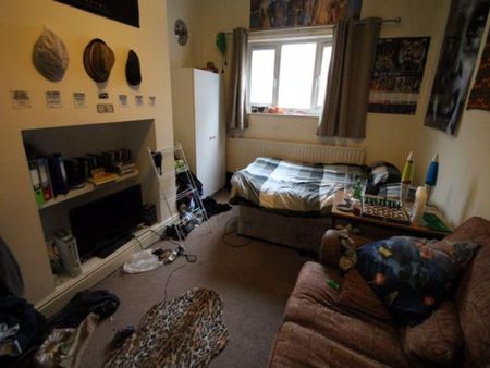 1 bedroom in a house share to rent - Photo 3