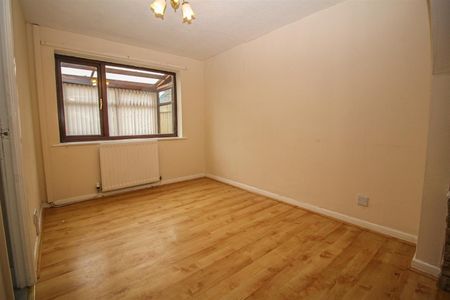 3 Bedroom House - Terraced - Photo 2