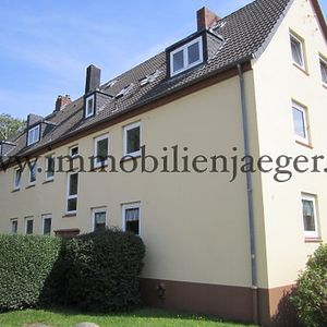 Alt Garstedt - Ruhige Wohnanlage - Wohnung mit großem Wohnzimmer, Küche, Duschbad - 1.OG - Photo 2