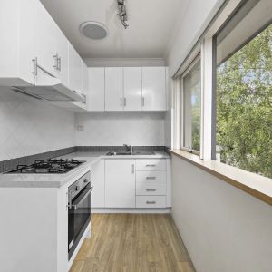 Stylish Prahran Apartment with Light, Space & Lifestyle Convenience - Photo 2