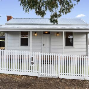Newly Renovated, Beautiful Home in Convenient, Bendigo Location - Photo 2