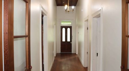 Cosy 5-Bedroom Home with lots of Character - Surrounded by Fruit Trees - Photo 4