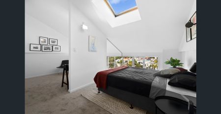 FULLY FURNISHED - EXECUTIVE 1 BEDROOM PENTHOUSE APARTMENT WITH SECURE PARKING - Photo 4