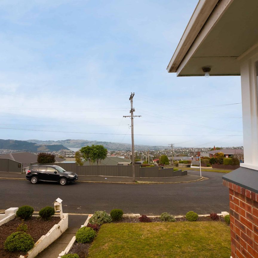 Sunny and solid home in Halfway Bush - Photo 1