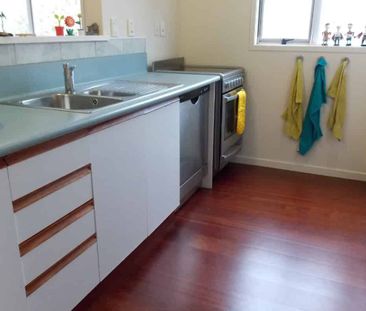 Beautifully presented home in the heart of Mount Victoria - Photo 3