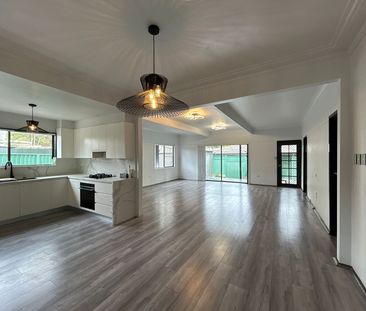 Modern 4 Bedroom Home - Photo 4