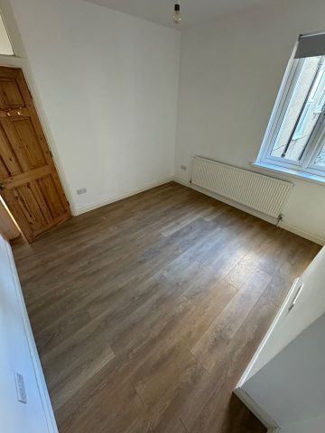 2 Bed Maisonette, Rothesay Avenue, SW20 - Photo 3