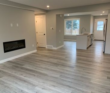 Like New Duplex! Modern 3 Bedroom, 2.5 Bathroom Home - Photo 4