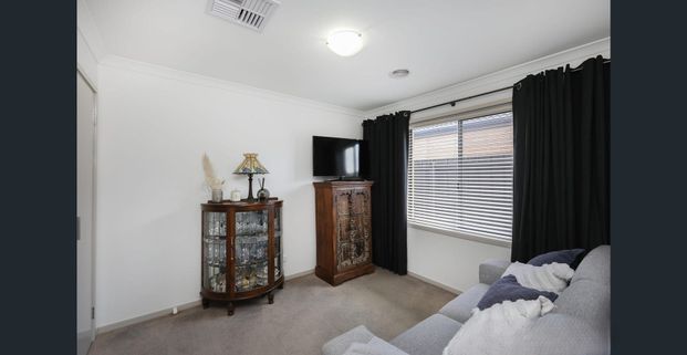 Modern Comfort Meets Convenience – Your Ideal Family Home Awaits - Photo 1