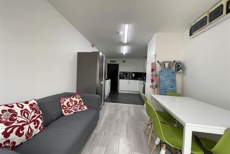 3 bedroom flat to rent - Photo 2