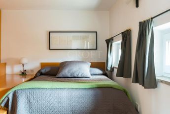 A Charming Penthouse with a Balcony in the Heart of Rome. In Residence with consierge, A/C , WIFI.Rif. #1946