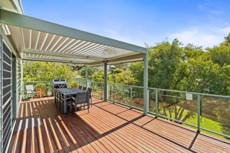 Delightful Family Home Enjoying Filtered Ocean Views - Lawn Care Included ! - Photo 5