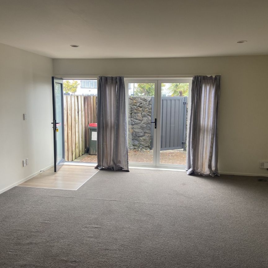 Nice and tidy great location - Photo 1