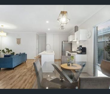 SPACIOUS 3x2 COASTAL HOME WITH THEATRE, STUDY NOOK & DUCTED AIRCON! - Photo 4