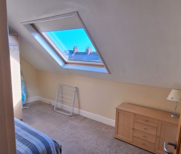 Top floor furnished flat, ample storage space, Bridlington - Photo 3